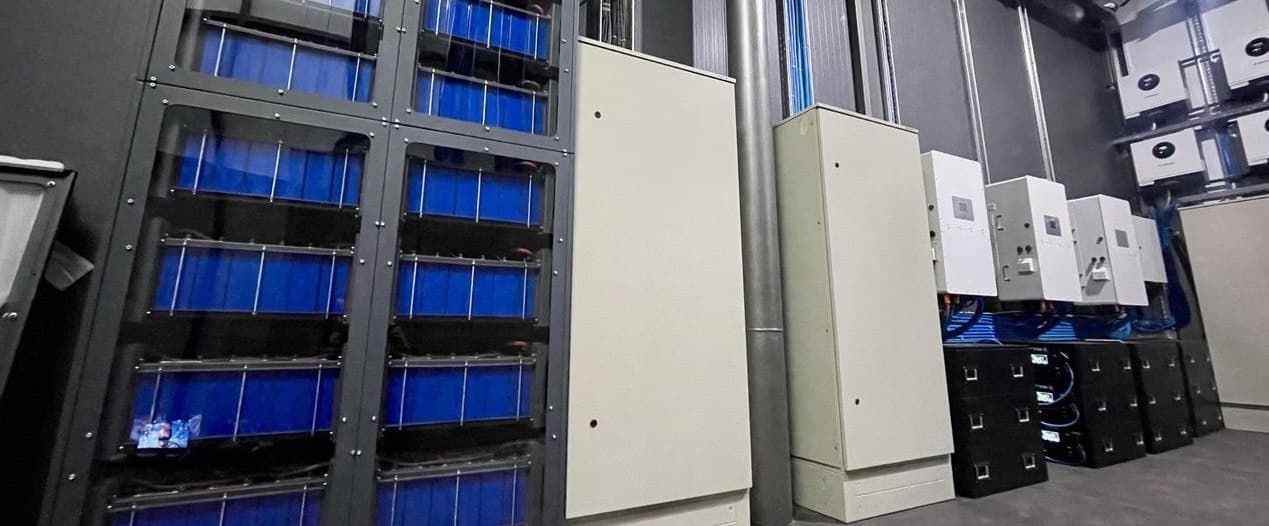 сонячні панелі на землі